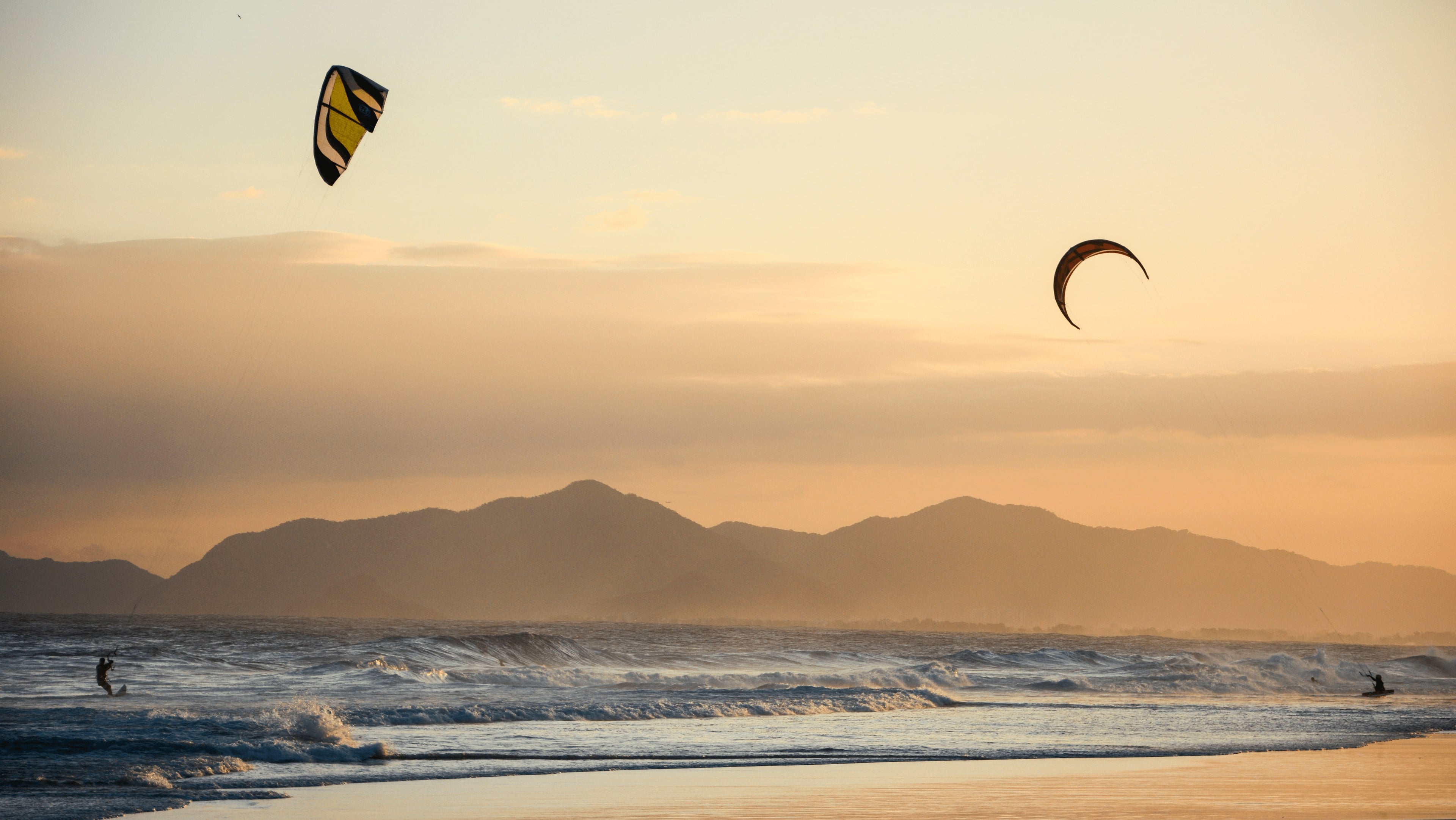 Kitesurfer, Berge, Meer, Sonnenuntergang, Strand, Wellen, Wolken, oranges Licht, 